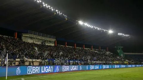Pemain Persib Bandung, Marc Klok (kiri) berebut bola dengan pemain Persija Jakarta, Maciej Gajos dalam laga lanjutan BRI Liga 1 2024/2025 di Stadion Patriot Candrabhaga, Bekasi, Minggu (16/02