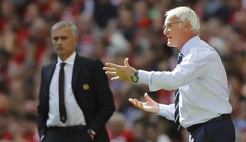 Jose Mourinho berusaha membesarkan hati Claudio Ranieri yang dipecat Leicester City pada Kamis, 23 Februari 2017. (EPA/Peter Powell)