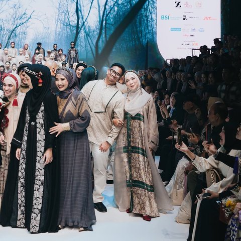 Momen Kocak Fitrop Malah Ngereog di Catwalk Usai Tangan Dicium Suami