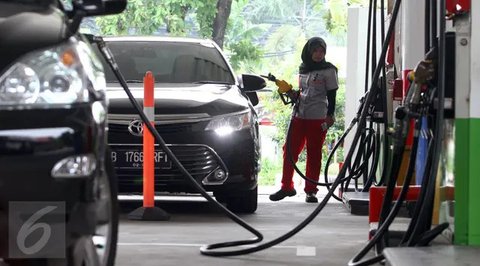 Antrean kendaraan warga mengisi BBM Pertalite sebelum pemberlakuan harga resmi jam 14.30 kenaikan BBM pada salah satu SPBU di kawasan Cinere, Depok, Sabtu (3/9/20222). Hari ini pemerintah sec