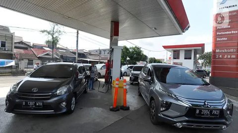 Antrean kendaraan warga mengisi BBM Pertalite sebelum pemberlakuan harga resmi jam 14.30 kenaikan BBM pada salah satu SPBU di kawasan Cinere, Depok, Sabtu (3/9/20222). Hari ini pemerintah sec