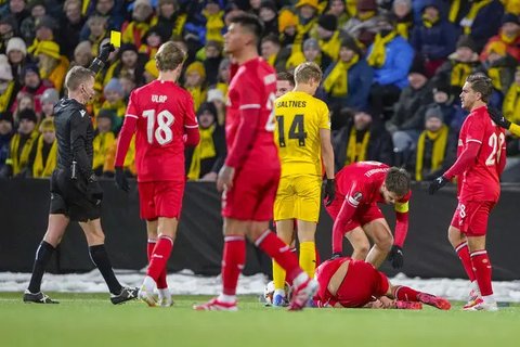 Pemain Timnas Indonesia, Kevin Diks, ketika mengeksekusi penalti dan membawa klubnya, Copenhagen, memenangkan pertandingan play-off 16 besar UEFA Conference League melawan Heidenheim 1846 di