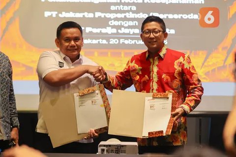 Direktur Utama PT Jakarta Propertindo (Jakpro), Iwan Takwin (kiri) dan Direktur PT Persija Jaya Jakarta, Mohamad Prapanca (kanan) secara resmi menandatangani nota kesepamahaman atau MOU kerja sama Persija Jakarta dan Jakpro pada Kamis (20/2/2025) di Morrisey Hotel, Jakarta Pusat.
