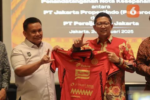 Direktur PT Persija Jaya Jakarta, Mohamad Prapanca (kanan) memberikan secara simbolis jersey Persija Jakarta kepada Direktur Utama PT Jakarta Propertindo (Jakpro), Iwan Takwin pada acara penandatanganan nota kesepamahaman atau MOU kerja sama Persija Jakarta dan Jakpro, Kamis (20/2/2025) di Morrisey Hotel, Jakarta Pusat.