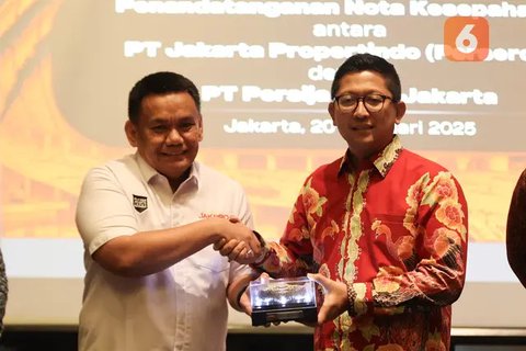 Direktur Utama PT Jakarta Propertindo (Jakpro), Iwan Takwin secara simbolis memberikan miniatur JIS kepada Direktur PT Persija Jaya Jakarta, Mohamad Prapanca (kanan) pada acara penandatanganan nota kesepamahaman atau MOU kerja sama Persija Jakarta dan Jakpro, Kamis (20/2/2025) di Morrisey Hotel, Jakarta Pusat.