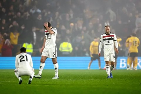 Para pemain Manchester United berkumpul sebelum pertandingan Liga Primer Inggris antara Manchester United dan Crystal Palace di Old Trafford di Manchester, Inggris barat laut, pada 2 Febru