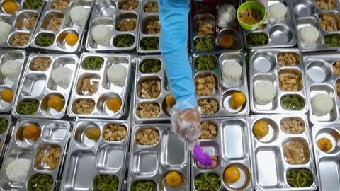 Menteri Koordinator Pembangunan Manusia dan Kebudayaan (Menko PMK) Pratikno bersama Penjabat (Pj) Gubernur Jakarta Teguh Setyabudi meninjau pelaksanaan Makan Bergizi Gratis atau MBG di Sekola
