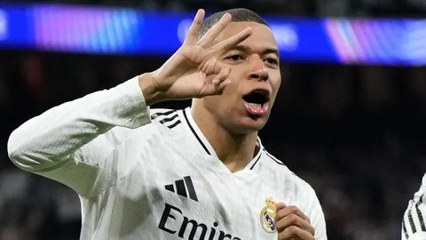 Manchester United sedang berusaha membangun kembali tim dengan merekrut pemain muda berbakat. Casemiro sepertinya tidak masuk dalam rencana jangka panjang mereka. Pemain Brasil 32 tahun itu k