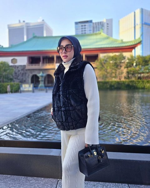 Potret Outfit Syahrini di Tokyo yang Mewah, Fashionable dan Berkelas
