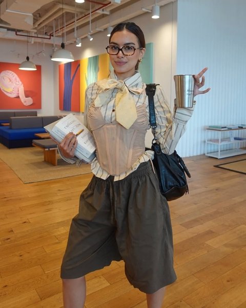 Potret Eva Celia Mix and Match Penampilan Ini Curi Perhatian