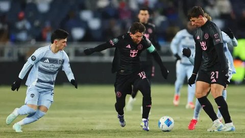 Lionel Messi dari Inter Miami merayakan gol pertamanya bagi tim dalam pertandingan leg pertama Piala Champions Concacaf 2025 antara Sporting Kansas City dan Inter Miami di Sporting Park pa