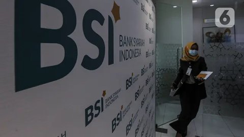Nasabah menunggu di kantor cabang Bank Syariah Indonesia, Jakarta Selasa (2/2/2021). Dirut BSI Hery Gunardi menjelaskan bahwa integrasi tiga bank syariah BUMN yakni Bank BRI Syariah, BNI Syar