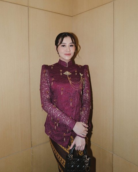Aaliyah Massaid dan Thariq Halilintar tampil serasi sebagai pengiring pengantin, sementara baby bump-nya menjadi pusat perhatian.