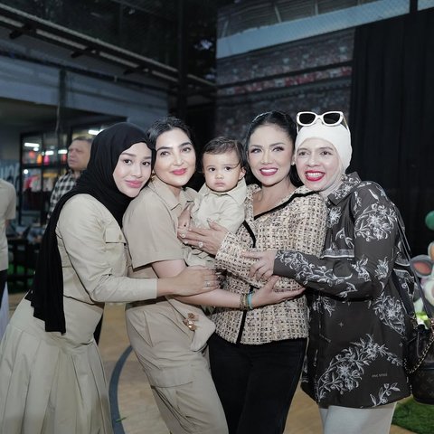 Aurel Hermansyah Rayakan Ultah Ameena bersama Ibu Kandung, Sambung dan Mertua, Penuh Bahagia