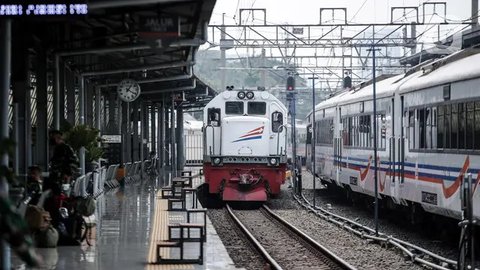 PT KAI Daop 2 Bandung menambah perjalanan kereta api dengan mengoperasikan KA Mutiara Selatan relasi Gambir -- Bandung- Surabaya Gubeng -- Malang PP. (Arie/Liputan6.com)