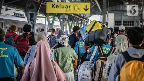 PT KAI Daop 2 Bandung menambah perjalanan kereta api dengan mengoperasikan KA Mutiara Selatan relasi Gambir -- Bandung- Surabaya Gubeng -- Malang PP. (Arie/Liputan6.com)
