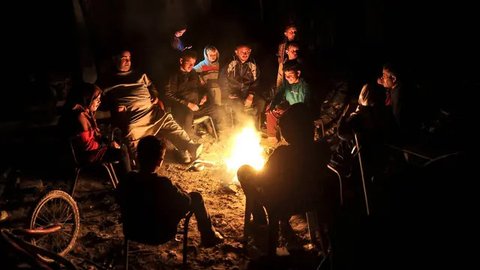 Kerumunan orang mengelilingi mobil Palang Merah saat mereka tiba di lokasi penyerahan sandera oleh Hamas di Khan Younis, Gaza Selatan, Kamis (30/1/2025). (Dok. AP/Jehad Alshrafi)