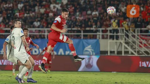 Para pemain PSIS Semarang merayakan kemenangan pentingnya pada laga Derbi Jawa Tengah melawan Persis Solo dalam duel yang berlangsung di Stadion Manahan, Solo, Sabtu (17/8/2024). (Bola.com/ R