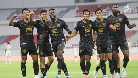 Para pemain PSIS Semarang merayakan kemenangan pentingnya pada laga Derbi Jawa Tengah melawan Persis Solo dalam duel yang berlangsung di Stadion Manahan, Solo, Sabtu (17/8/2024). (Bola.com/ R