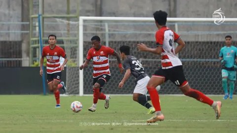 Para pemain PSIS Semarang merayakan kemenangan pentingnya pada laga Derbi Jawa Tengah melawan Persis Solo dalam duel yang berlangsung di Stadion Manahan, Solo, Sabtu (17/8/2024). (Bola.com/ R