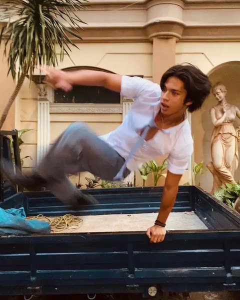 Sinetron Asmara Gen Z di SCTV melahirkan sejumlah idola baru salah satunya, Arya Mohan yang memerankan Mohan. Mengisi waktu luang, ia main puzzle. (Foto: Dok. Instagram @aryamohan7)