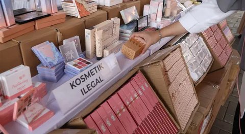 BPOM tindak gudang toko kosmetik yang menjual produk impor ilegal dari Tiongkok. Diduga mengandung pewarna merah berbahaya. (Foto: Dok BPOM)
