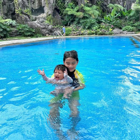 Potret Gemas Rafathar Ajak Lily Berenang, Jadi Kakak yang Sabar dan Jagain Banget Adiknya
