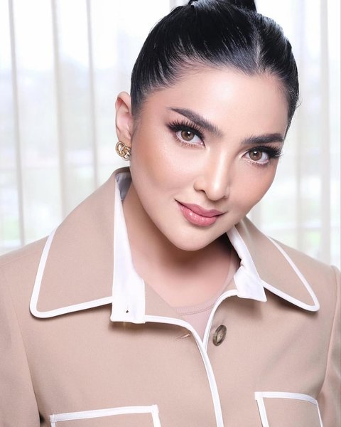 Potret Ashanty Hadiri Syukuran Pelantikan Sherly Tjoana Laos Sebagai Gubernur Maluku Utara, Tampil Cantik Serba Coklat