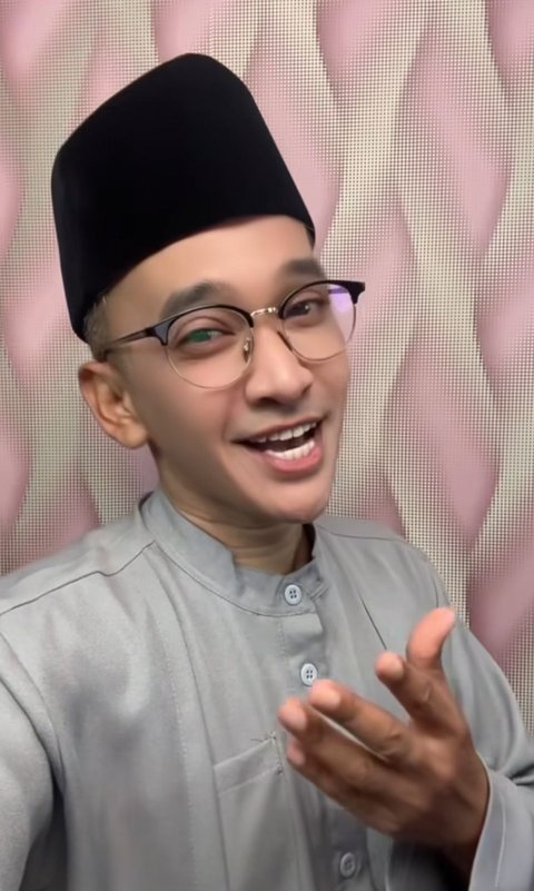 Ruben Onsu Pakai Baju Muslim dan Kopiah, Digosipkan Dekat dengan Desy Ratnasari? Netizen Heboh!