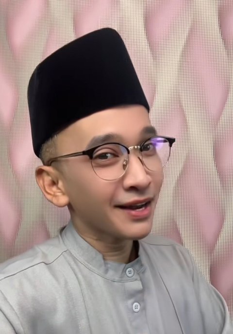 Ruben Onsu Pakai Baju Muslim dan Kopiah, Digosipkan Dekat dengan Desy Ratnasari? Netizen Heboh!