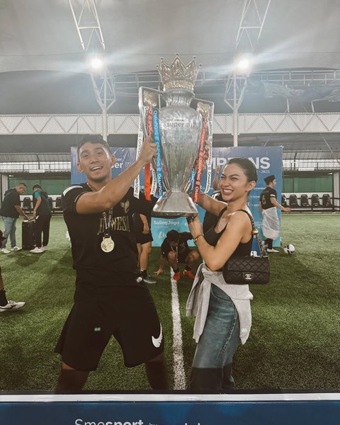 Potret Ariel Tatum Ikut Angkat Piala Kemenangan Daffa Wardhana saat Tanding Bola: Congratulations champpp