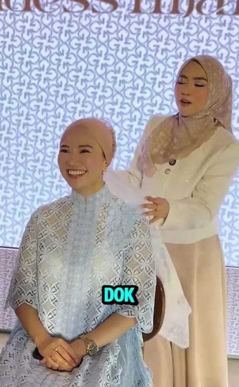 Potret Reni Effendi Istri dr Richard Lee Belajar Hijab (Sumber: Instagram/renieffendi24)