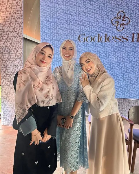 Potret Reni Effendi Istri dr Richard Lee Belajar Hijab (Sumber: Instagram/renieffendi24)