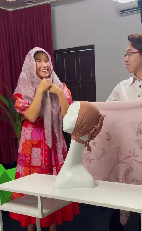 Potret Reni Effendi Istri dr Richard Lee Belajar Hijab (Sumber: Instagram/renieffendi24)