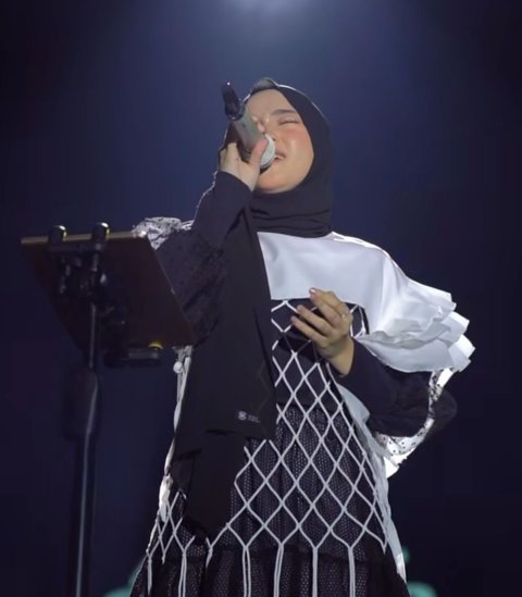 Viral! Momen Haru, Nissa Sabyan Menangis Saat Nyanyikan Lagu Tentang Taubat di Panggung