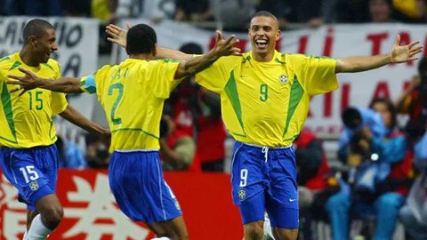 Pemain depan Ittihad asal Prancis bernomor punggung 09, Karim Benzema, merayakan golnya selama pertandingan Liga Pro Saudi antara Al-Ittihad dan Al-Nassr di King Abdullah Sports City di Je