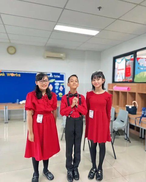 Potret Bilqis Ikut Grup Vokal di Sekolah (Sumber: Instagram/ayutingting92)