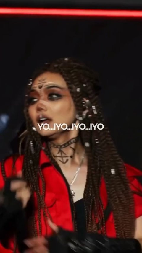 7 Potret Rina Nose Jadi Vokalis Grup Band Metal, Tampil Mode Serius - Badass