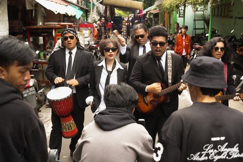 7 Potret Rina Nose Jadi Vokalis Grup Band Metal, Tampil Mode Serius - Badass