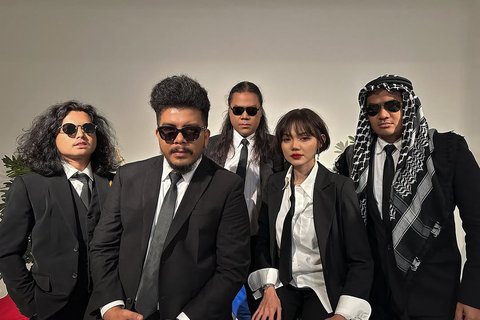 7 Potret Rina Nose Jadi Vokalis Grup Band Metal, Tampil Mode Serius - Badass