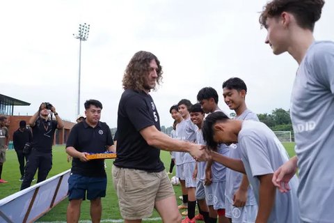 Legenda Barcelona dan Timnas Spanyol, Carles Puyol, mengunjungi Bali. (Bola.com/Dok.Istimewa).