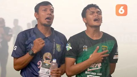 Pelatih Persebaya Surabaya, Bejo Sugiantoro, memberikan arahan saat melawan Bhayangkara FC pada laga Shopee Liga 1 di Stadion Patriot Chandrabhaga, Bekasi, Sabtu (31/8). (Bola.com/Yoppy Renat