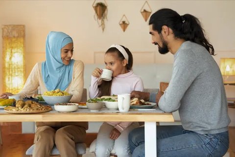 Makanan dan minuman yang dijual seperti aneka gorengan, kolak, aneka minuman manis. (Liputan6.com/Herman Zakharia)