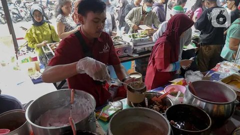 Makanan dan minuman yang dijual seperti aneka gorengan, kolak, aneka minuman manis. (Liputan6.com/Herman Zakharia)