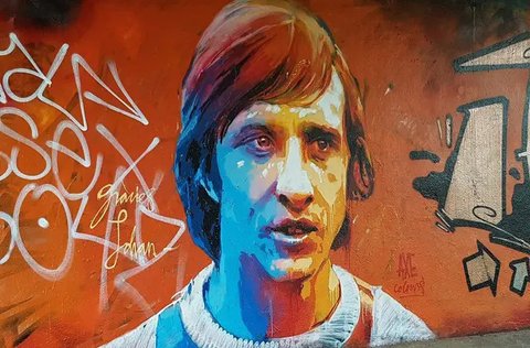 1. Marco Van Basten, striker legendaris Belanda itu dilatih Cruyff saat menukangi Ajax musim 85/86 hingga 86/87. Bersama Cruyff, Basten berkembang menjadi bomber haus gol dan diboyong klub ra