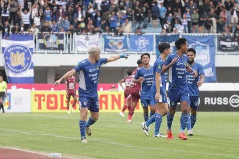 Pegadaian Liga 2 - PSIM Yogyakarta Vs Bhayangkara FC - Roken Tampubolon Vs Dendy Sulistyawan (Bola.com/Adreanus Titus)