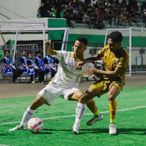 Pegadaian Liga 2 - PSIM Yogyakarta Vs Bhayangkara FC - Roken Tampubolon Vs Dendy Sulistyawan (Bola.com/Adreanus Titus)