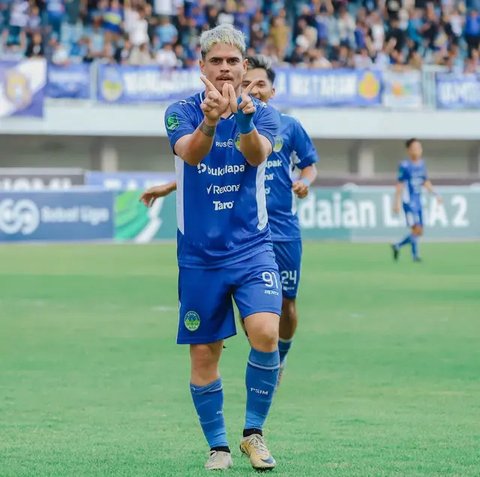 Pegadaian Liga 2 - PSIM Yogyakarta Vs Bhayangkara FC - Roken Tampubolon Vs Dendy Sulistyawan (Bola.com/Adreanus Titus)