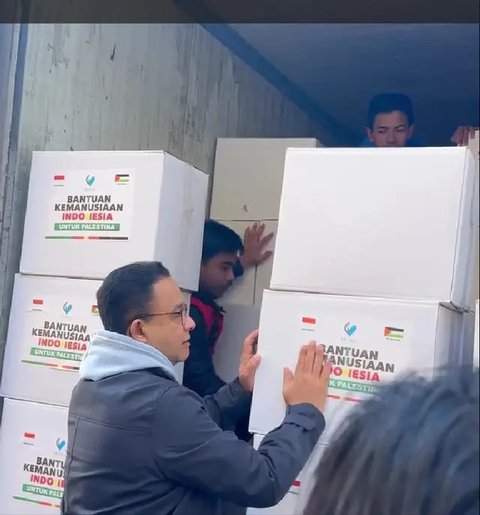Bersama Chiki Fawzi, Anies Baswedan Ikut Bagikan Bantuan Kemanusiaan Langsung di Palestina