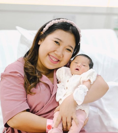 Kiky Saputri dan Suami Gendong Anak Pertama, Potret Kebahagiaan Keluarga Kecil Mereka